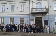 Uczniowie na rynku  (2)