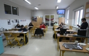 uczniowie pisza test