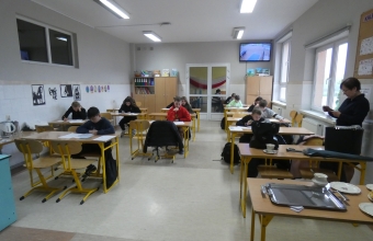 uczniowie pisza test