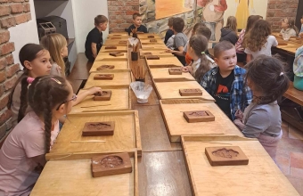 Dzieci oczekuja na lepienie piernikow