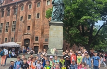 Uczniowie przed pomnikiem Mikolaja Kopernika