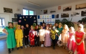 dzieci pozuja