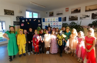 dzieci pozuja