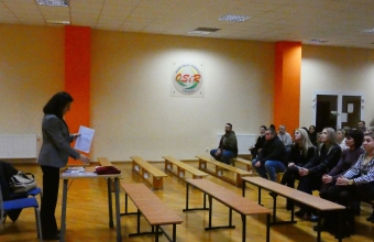 Rodzice podczas spotkania profilaktycznego- bezpieczenstwo cyfrowe (1)