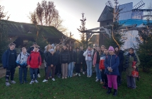 grupa uczniow z klas szostych w Skansen Bicz