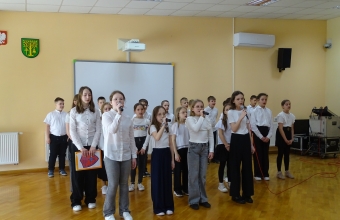 Uczniowie podczas apelu z okazji Dnia Zdrowia (7)