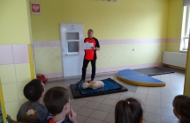 Pierwszaki podczas pokazu I pomocy (1)