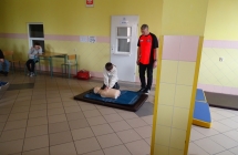 Pierwszaki podczas pokazu I pomocy (3)