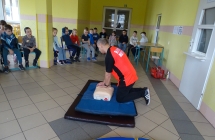 Pierwszaki podczas pokazu I pomocy (2)