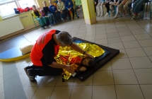 Pierwszaki podczas pokazu I pomocy (8)