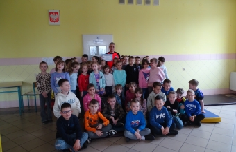 Pierwszaki podczas pokazu I pomocy (11)