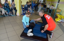 Pierwszaki podczas pokazu I pomocy (9)