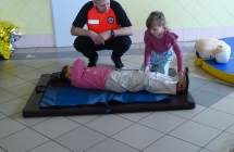 Pierwszaki podczas pokazu I pomocy (10)