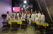 zdjecie grupowe dzieci w laboratorium chemii