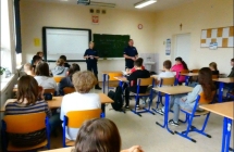 Uczniowie podczas spotkania z funkcjonariuszami policji