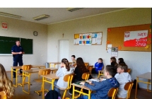4.Uczniowie podczas spotkania z funkcjonariuszami policji