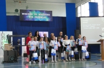 Uczennica Olha z dyplomem i nagroda  (2)
