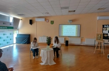 uczennice czytaja