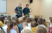 pan Slawek opisuje budowe instrumentu