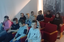 uczniowie w muzeum