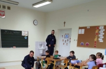 dziecko pokazuje pozycje jak nalezy bronic przed zlym psem