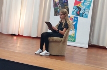 uczennica 1 czyta