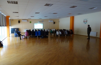 Uczniowie ogladaja prezentacje o ewakuacji