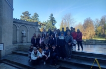 Grupa uczniow z klas siodmych na dziedzincu zamku w Goluchowie (2)