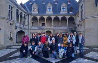 Grupa uczniow z klas siodmych na dziedzincu zamku w Goluchowie