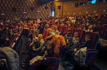 uczniowie siedza w kinie