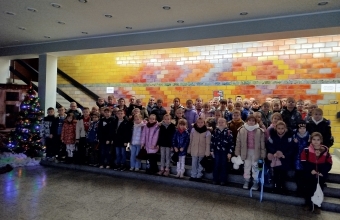 uczniowie stoja przed sala kinowa