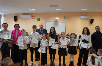 Uczniowie z nagrodami