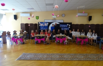 zdjecie zbiorowe osob wystepujacych i opiekunow