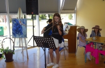 Dziewczynka gra na skrzypcach