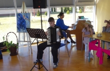 Chlopiec gra na akordeonie