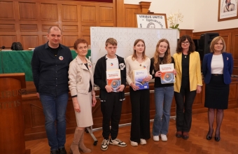 Nadrodzeni uczniowie z organizatorami konkursu LO Turek