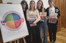 Uczestnicy konkursu przy tablicy z logo konkursu