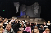 pierwszaki w teatrze w Kaliszu na bajce pt, Calineczka (2)
