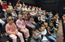 pierwszaki w teatrze w Kaliszu na bajce pt, Calineczka (3)