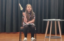 dziewczynka na krzesle (1)