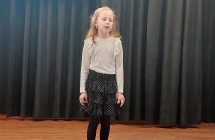 dziewczynka recytuje (1)