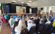 uczniowie klas1-3 na przedstawieniu teatralnym (5)