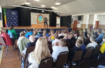 uczniowie klas1-3 na przedstawieniu teatralnym (5)