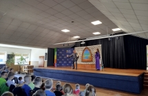 uczniowie klas1-3 na przedstawieniu teatralnym (7)