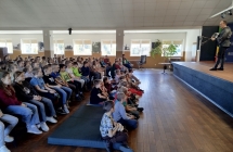 uczniowie klas1-3 na przedstawieniu teatralnym (2)