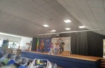 uczniowie klas1-3 na przedstawieniu teatralnym (1)