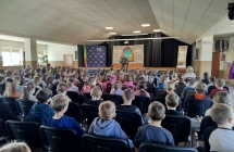 uczniowie klas1-3 na przedstawieniu teatralnym (4)