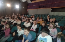 Uczniowie klas 2 podczas spektaktu teatralnego