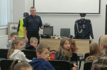 Klasa II a  poznaje mundur policjanta 2