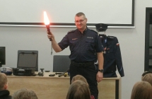 Klasa IIa poznaje wyposazenie polocjanta